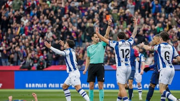 BARCELONA, 02/03/2025.- El colegiado Alejandro Quintero González (c) muestra tarjeta roja al defensa de la Real Sociedad Aritz Elustondo (d) durante el partido de LaLiga EA Sports entre FC Barcelona y Real Sociedad, este domingo en el estadio Olímpico de Montjuic de Barcelona. EFE/ Andreu Dalmau