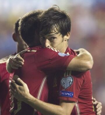 El jugador de la selección española David Silva (d) es felicitado por Jordi Alba tras marcar el cuarto gol ante Macedonia.