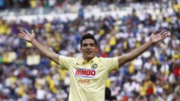 El jugador de América Raúl Jiménez celebra una anotación ante Puebla.