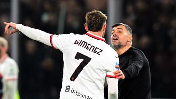 Soccer Football - Serie A - Bologna v AC Milan - Stadio Renato Dall'Ara, Bologna, Italy - February 27, 2025 AC Milan's Santiago Gimenez talks to coach Sergio Conceicao REUTERS/Daniele Mascolo