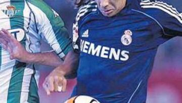 <b>¿POSIBLES COMPAÑEROS?. </b>Pablo García, con Ricardo Oliveira, en uno de los partidos que el Real Madrid jugó contra el conjunto verdiblanco. Pueden coincidir.