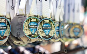 Detalle de las medallas que dieron a los participantes que terminaron la media maratón.