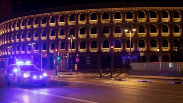 GRAFCVA4377. VALENCIA, 02/05/2021.- Un coche de policia circula junto a la plaza de toros durante la medianoche del s&aacute;bado a falta de una semana antes de que finalice la vigencia del estado de alarma, el 9 de mayo, y las restricciones como el cierr