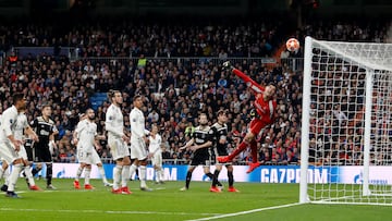 El Madrid de las tres Champions consecutivas fue desfigurado por un Ajax joven y rompedor que tenía en su equipo estrellas emergentes como De Ligt, Frenkie De Jong, Van de Beek, Ziyech, Neres o Tadic.