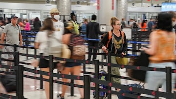 Viajar en avión puede ser incómodo si no cuentas con suficiente espacio para tus piernas, por lo que algunas aerolíneas ofrecen espacio extra por un costo mayor.