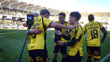 Futbol, Coquimbo Unido vs Deportes Limache.
Fecha 18, Liga primera 2025.
El jugador de Coquimbo Unido Nicolas Johansen, centro, celebra tras marcar un gol contra Deportes Limache durante el partido de primera division disputado en el estadio Francisco Sanchez Rumoroso de Coquimbo, Chile.
02/08/2025
Alejandro Pizarro Ubilla/Photosport
Football, Coquimbo Unido vs Deportes Limache.
Date 18, First League 2025.
Coquimbo Unido’s player Nicolas Johansen, center, celebrates after scoring a goal against Deportes Limache during the first division match played at the Francisco Sanchez Rumoroso stadium in Coquimbo, Chile.
02/08/2025
Alejandro Pizarro Ubilla/Photosport