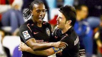 <b>LA CELEBRACIÓN. </b>Fernandes y Villa se abrazan tras el gol del jugador portugués.