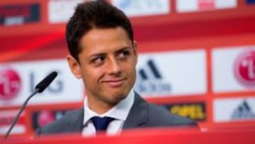 Javier Hernández en su presentación con el Leverkusen.