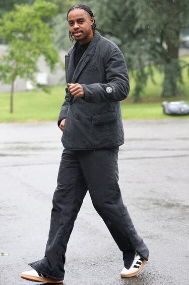 Bradley Barcola a la llegada a la concentración. 