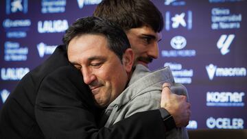 GRAFCAV2807. PAMPLONA, 22/01/2025.- El director deportivo de Osasuna, Braulio Vázquez (d), se abraza emocionado a Nacho Vidal durante la despedida que el ya exjugador 'rojillo' ha tenido este miércoles en la sala de prensa del estadio de El Sadar a la que han acudido el entrenador del conjunto navarro, Vicente Moreno, y varios compañeros de equipo de Nacho Vidal. EFE/Villar lópez