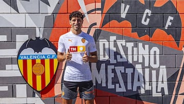 Marco Camus ya posa en Paterna.