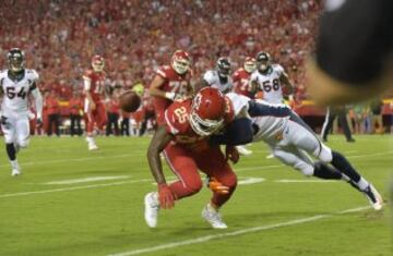 Pese al touchdown de los Broncos, Kansas City segu¨ªa teniendo todo a favor para acabar ganando el partido, ya que ten¨ªan la posesi¨®n en su yarda 20 a falta de 35 segundos. Jamaal Charles, que hab¨ªa hecho un s¨®lido encuentro con 125 yardas de carrera y un touchdown, con un fumble, recibi¨® el bal¨®n y avanz¨® una yarda antes de ser placado y, para espanto de la grada local, volver a perder el cuero.