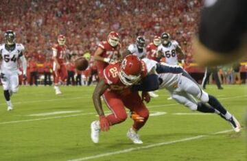 Pese al touchdown de los Broncos, Kansas City seguía teniendo todo a favor para acabar ganando el partido, ya que tenían la posesión en su yarda 20 a falta de 35 segundos. Jamaal Charles, que había hecho un sólido encuentro con 125 yardas de carrera y un touchdown, con un fumble, recibió el balón y avanzó una yarda antes de ser placado y, para espanto de la grada local, volver a perder el cuero.