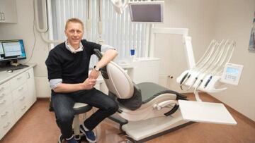 Hallgrimsson en su consultorio dental.