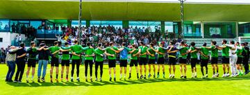 El presidente Manolo Higuera, el máximo accionista Sebastián Ceria, jugadores y técnicos saltando al ritmo de la afición en el último entrenamiento de la semana.