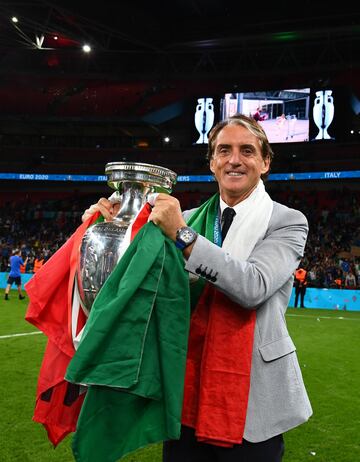 Roberto Mancini con el trofeo de la Eurocopa.