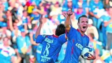 <b>CAZADOR AZULÓN. </b>Roberto Soldado celebra eufórico uno de los dos goles que marcó ayer, decisivos para el Getafe.