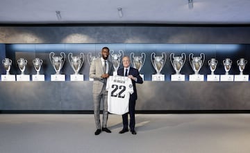 El defensa alemán ha sido presentado como nuevo jugador del Real Madrid de la mano del presidente Florentino Pérez.  