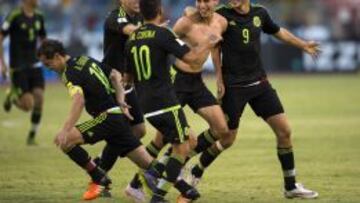 Damm y sus compañeros festejan el segundo gol del Tri en Honduras.
