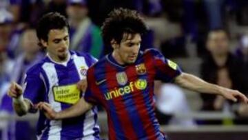 <b>DUELO ARGENTINO. </b>Pareja tapa a Messi en esta acción y durante todo el encuentro. Ambos jugadores coincidirán en el Mundial de Suráfrica, pero ayer Pareja sonrió más.