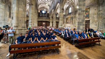 Los asistentes a la ceremonia, en la iglesia