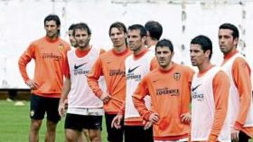 Los jugadores valencianistas durante un entrenamiento