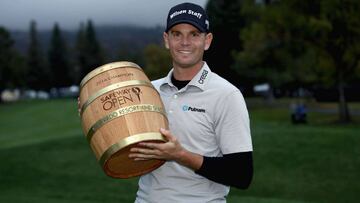 Brendan Steele posa con el trofeo de campeón del Safeway Open.