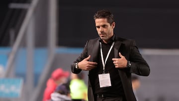 AME7149. BUENOS AIRES (ARGENTINA), 04/05/2023.- EL director técnico Fernando Gago de Racing reacciona hoy, en un partido de la fase de grupos de la Copa Libertadores entre Racing y Flamengo en el estadio Presidente Perón, en Avellaneda Buenos Aires (Argentina). EFE/Juan Ignacio Roncoroni
