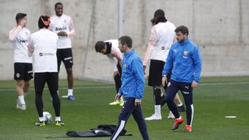 Celades dirigiendo un entrenamiento del Valencia.