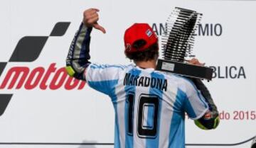 Valentino Rossi subió al podio de Argentina con la camiseta de Diego Maradona.