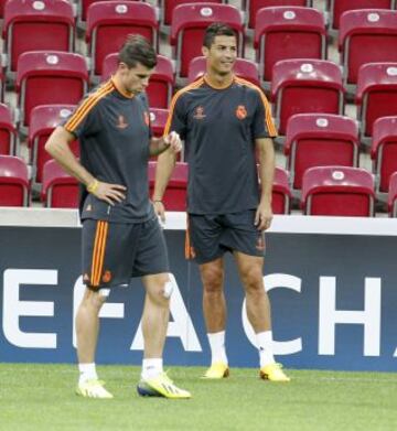 Bale y Cristiano Ronaldo durante el entrenamiento del Real Madrid en Estambul, previo al partido de Champions contra el Galatasaray en el Ali Sami Yen Arena