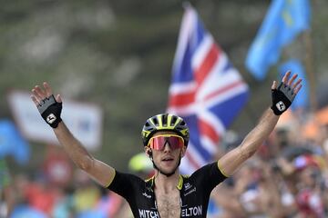 Simon Yates celebrando la victoria. 