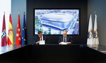 Kylian Mbappé y Florentino Pérez durante el acto de la firma de contrato. 