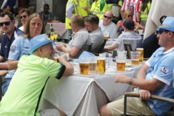 Los ingleses esperan la hora del partido disfrutando de las terrazas de la Plaza Mayor.