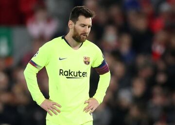Messi desaparecido en la cancha de Anfield.