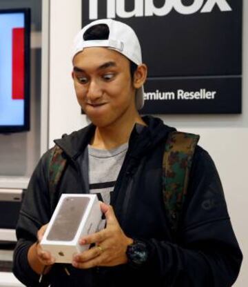 Singapur es otro de los 25 pa¨ªses en los que ya puede comprarse el nuevo tel¨¦fono de Apple.