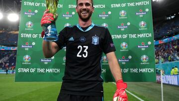 Unai Simon posa con el premio Heineken "Estrella del Partido".