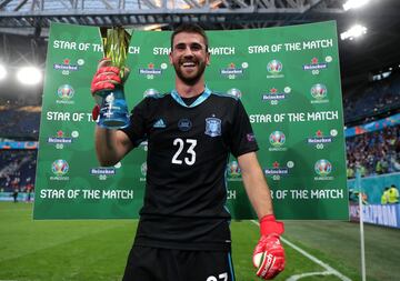 Unai Simon posa con el premio Heineken "Estrella del Partido".