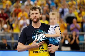 Triunfo, celebración y premio doble para el Gran Canaria. Campeón de la Eurocup y clasificación directa para la Euroliga la próxima temporada. En la imagen, John Surna con el trofeo MVP del partido.