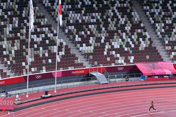 Stephen Kissa de Uganda compitiendo en la final masculina de 10000 m durante los Juegos Olímpicos de Tokio 2020 en el Estadio Olímpico de Tokio el 30 de julio de 2021.
