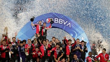 Soccer Football - Mexico - Liga MX - Final - Pachuca v Atlas - Estadio Hidalgo, Pachuca, Mexico - May 29, 2022 Atlas' Aldo Rocha and teammates celebrate with the trophy after winning the Liga MX REUTERS/Henry Romero