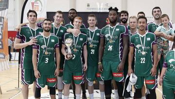 Los jugadores del Unicaja tras conquista la Copa de Andalucía.