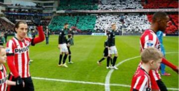 Los aficionados del PSV mostraron un gran mosaico con la bandera mexicana, reconociendo la valía de Andrés Guardado en el equipo, a quien llamaron "Nuestra gran Águila de oro mexicana".