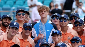 Jannik Sinner celebra con los recogepelotas su éxito en el Miami Open.