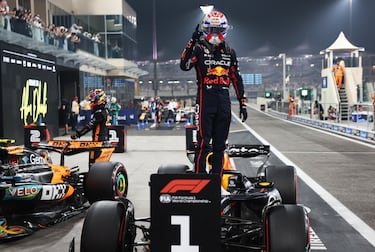 Max Verstappen celebra su pole en el circuito de Yas Marina.