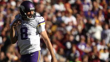 LANDOVER, MD - NOVEMBER 13: Quarterback Sam Bradford #8 of the Minnesota Vikings adjusts his equipment in the first quarter against the Washington Redskins at FedExField on November 13, 2016 in Landover, Maryland. Patrick Smith/Getty Images/AFP
== FOR NEWSPAPERS, INTERNET, TELCOS & TELEVISION USE ONLY ==
