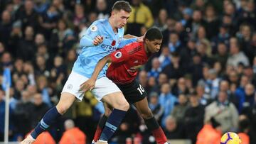 Laporte disputa un balón con Rashford en el derbi de Manchester.
