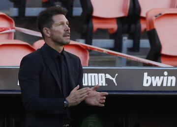 Simeone aplaude emocionado durante el minuto de silencio por Maradona. 