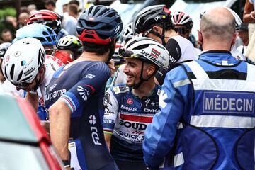 30 ciclistas se cayeron antes del km 30 de la etapa, este accidente obligo a detener la carrera durante unos minutos. En la imagen se ve al ciclista franc¨¦s del Soudal Quick-Step Julian Alaphilippe charlando con otros ciclistas del pelot¨®n.