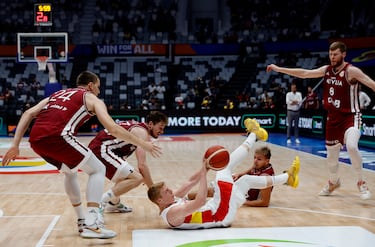 Alberto Diaz recupera el balón ante cuatro jugadores letones.